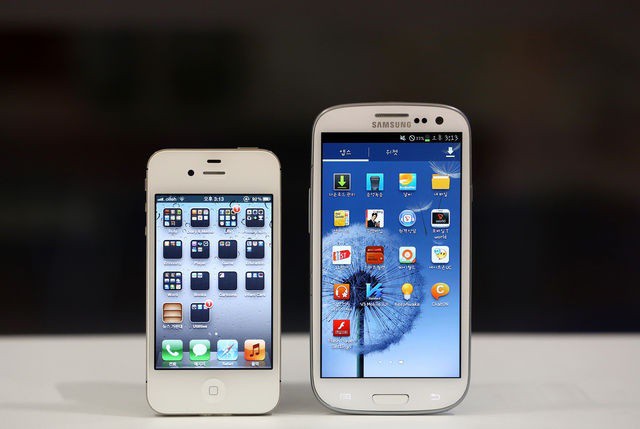 iPhone-4S-with-Galaxy-S-III