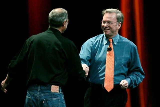 Steve Jobs shakes hands with Eric Schmidt.