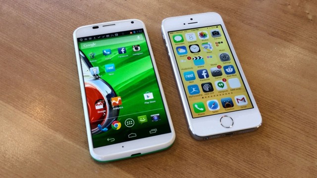 Moto-X-vs-iPhone-5s