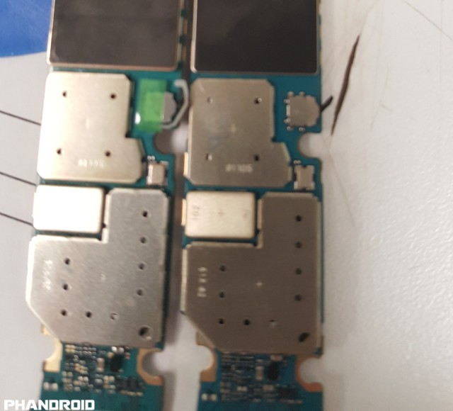 The new Galaxy Note 5 logic board (left) compared to the original. Photo: Phandroid